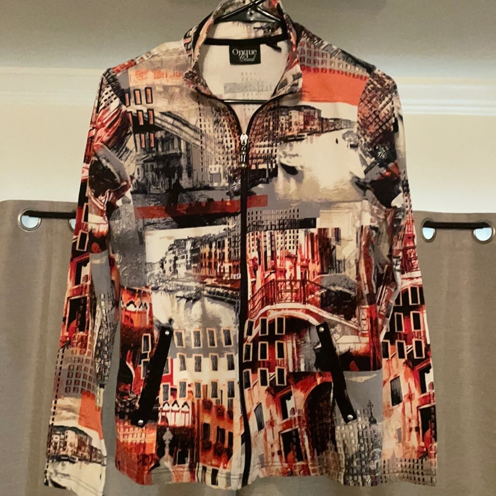 Small woman’s Onque casual sweater